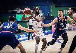 Jean Montero busca un pase en el partido ante Serbia.