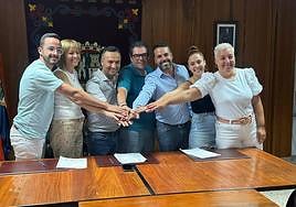 Los siete concejales del Gobierno municipal de San Mateo tras la firma del pacto tripartito.