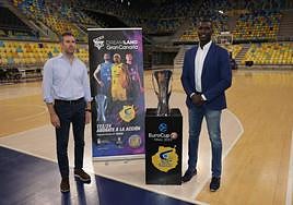 Paris García y Sitapha Savané posan en el Arena.