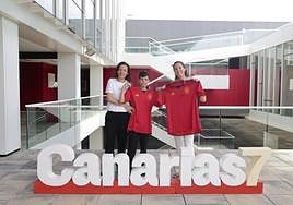 Elena Orosco y Asenet Suárez, ganadoras del sorteo de CANARIAS7, posan con las dos camisetas de la Selección Española de fútbol femenino firmadas por la grancanaria Misa Rodríguez.