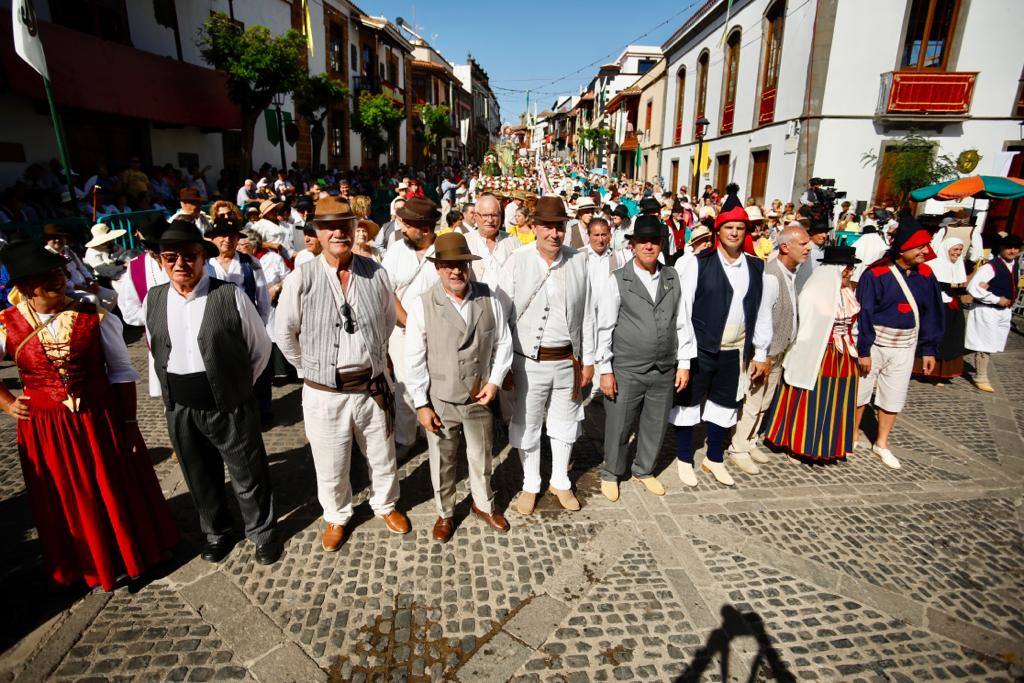 Romería y ofrendas en la basílica de Teror