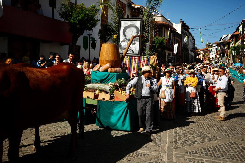 Romería y ofrendas en la basílica de Teror