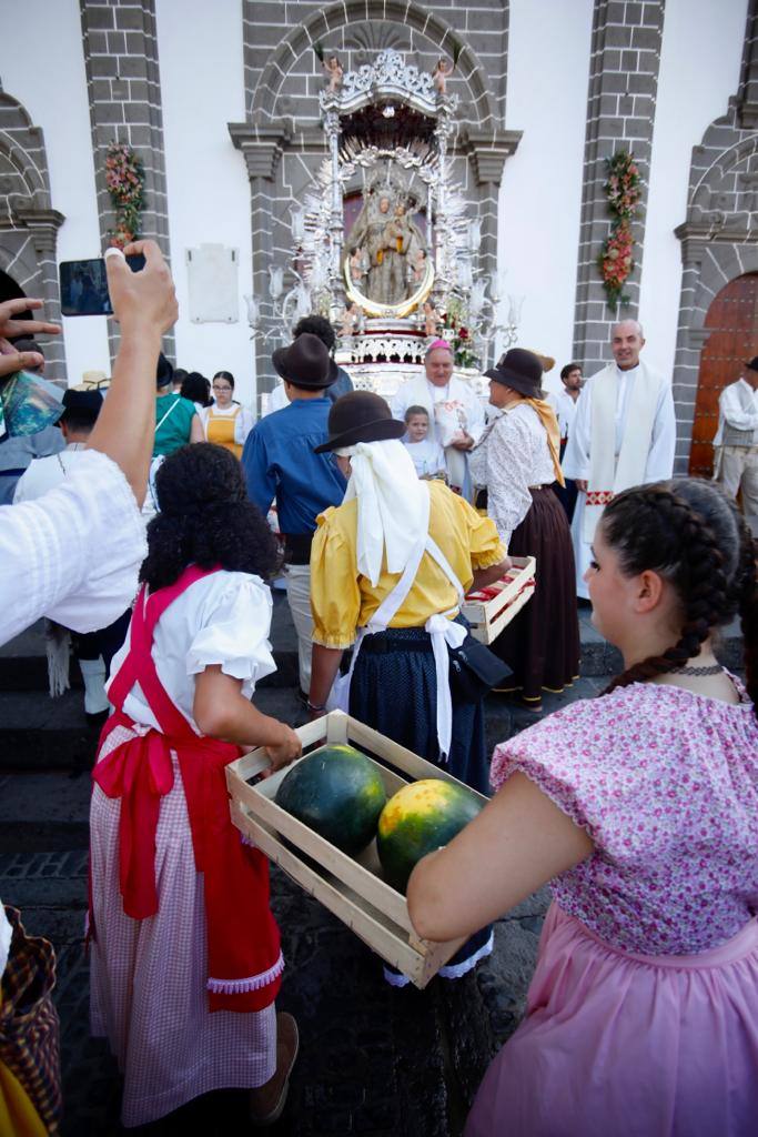 Romería y ofrendas en la basílica de Teror