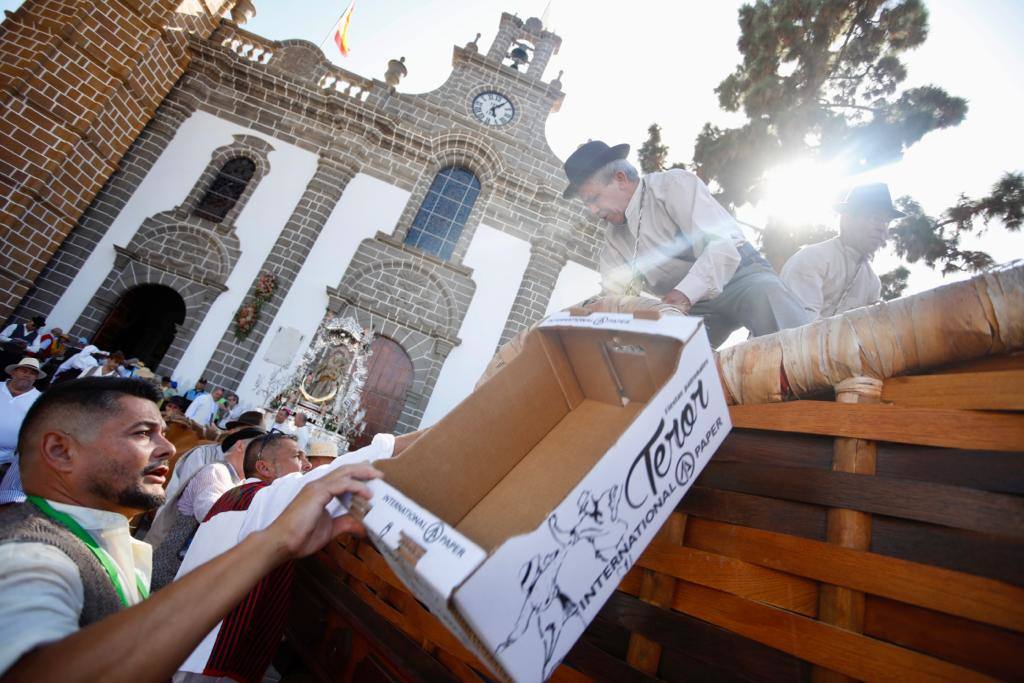 Romería y ofrendas en la basílica de Teror