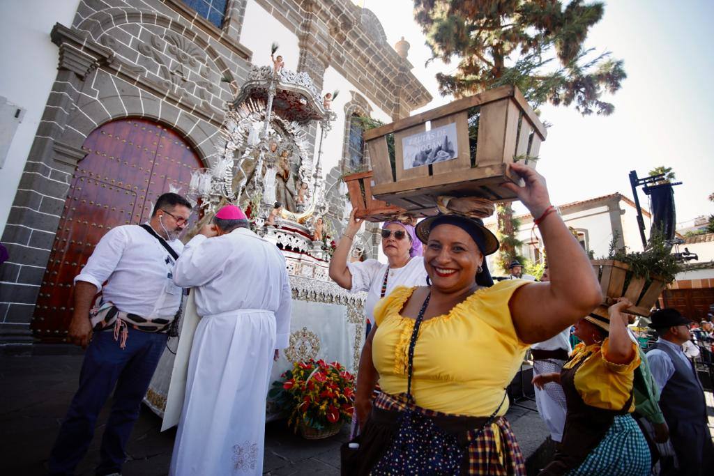 Romería y ofrendas en la basílica de Teror