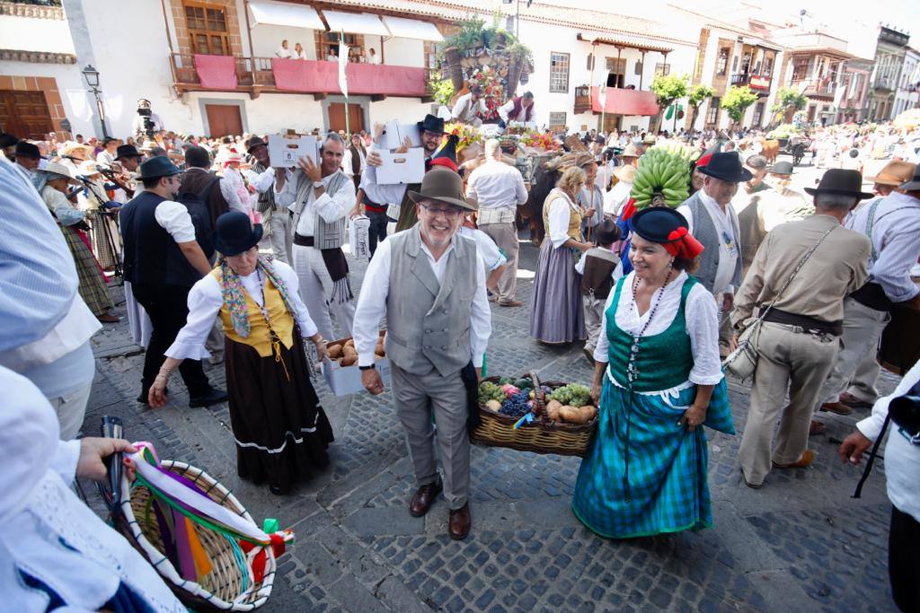 Romería y ofrendas en la basílica de Teror