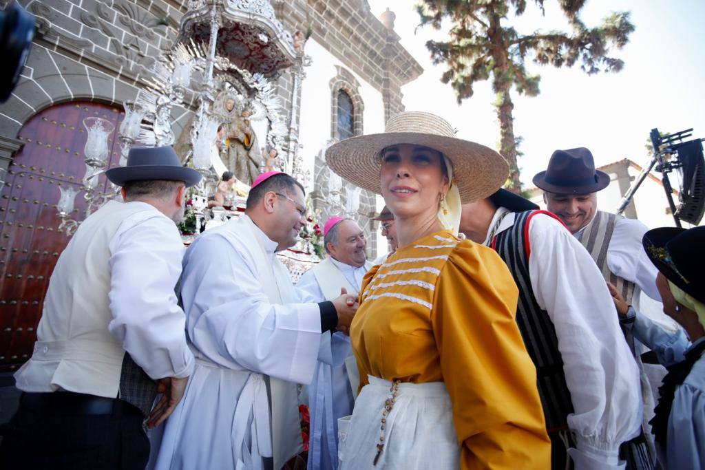 Romería y ofrendas en la basílica de Teror