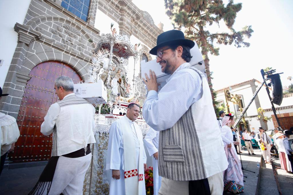 Romería y ofrendas en la basílica de Teror