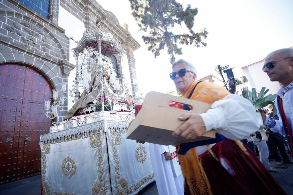 Romería y ofrendas en la basílica de Teror