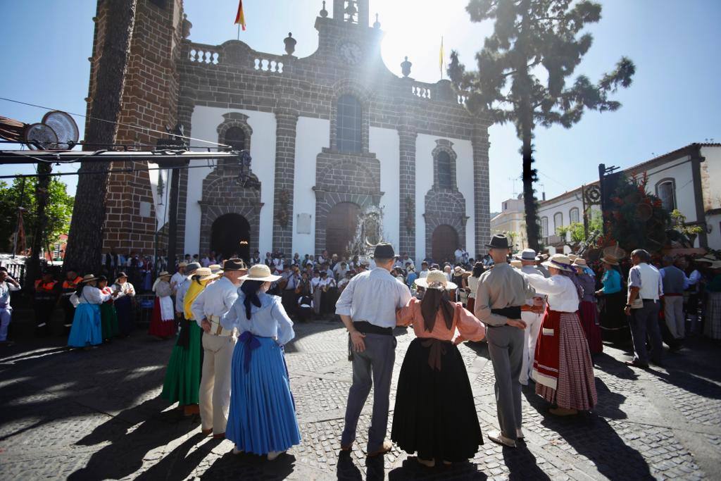 Romería y ofrendas en la basílica de Teror