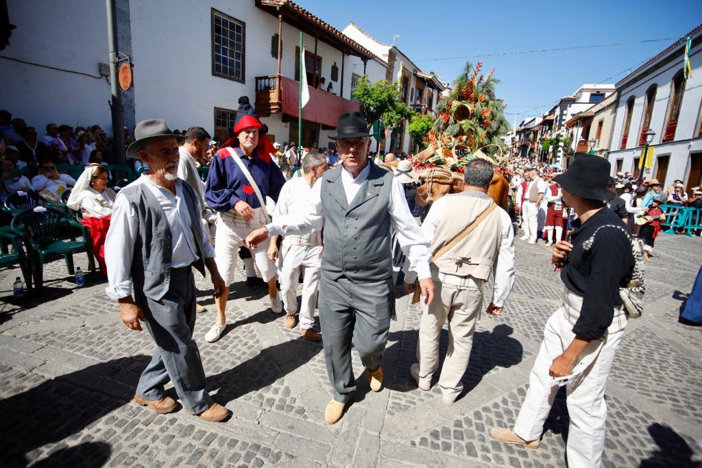 Romería y ofrendas en la basílica de Teror