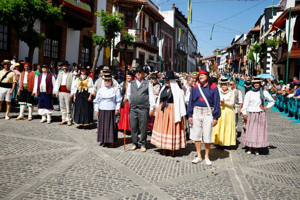 Romería y ofrendas en la basílica de Teror