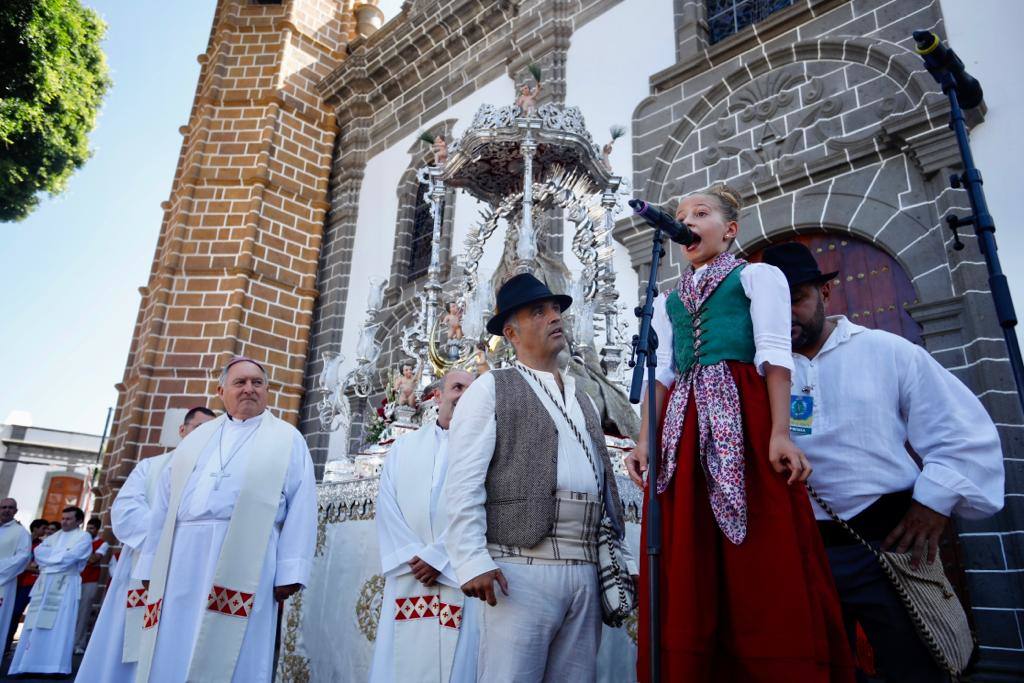 Romería y ofrendas en la basílica de Teror