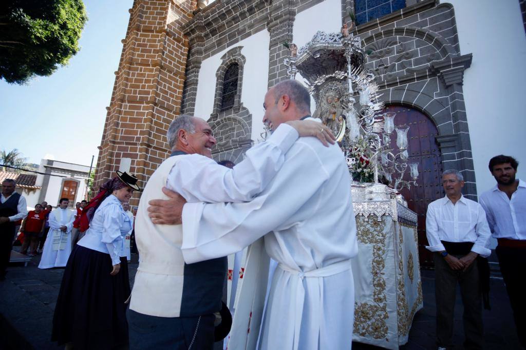 Romería y ofrendas en la basílica de Teror