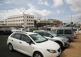 Aparcamiento hospitalario en la actualidad, con apenas huecos para estacionar.