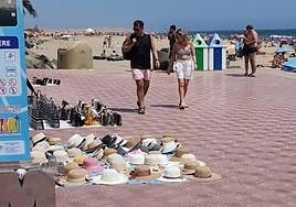 Venta ambulante ilegal en el entorno de Maspalomas.