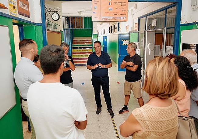 El consejero de Educación, Poli Suárez, durante su visita al centro este miércoles.