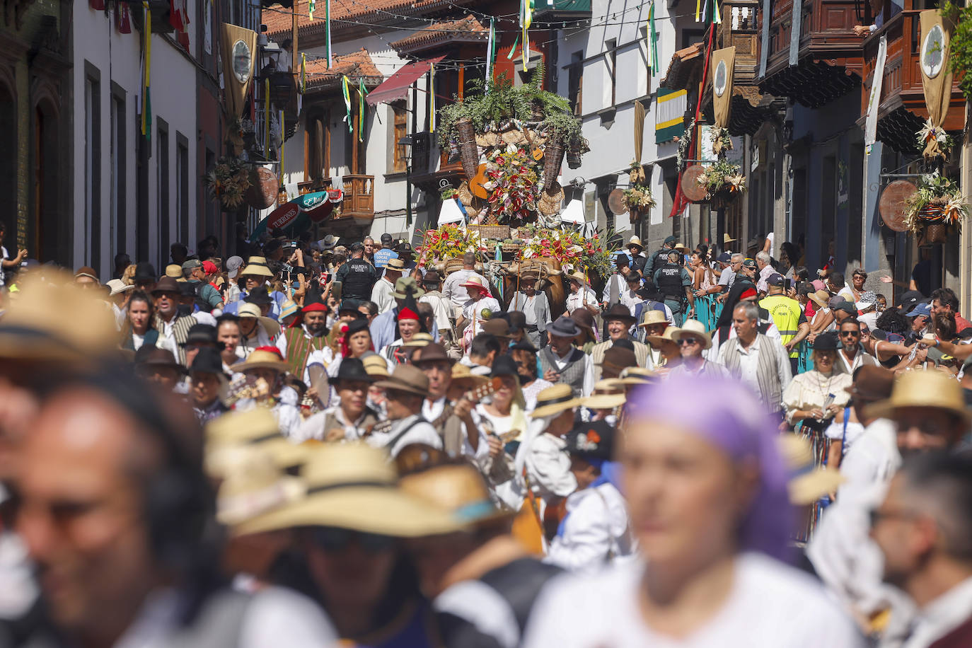 Romería y ofrendas en la basílica de Teror