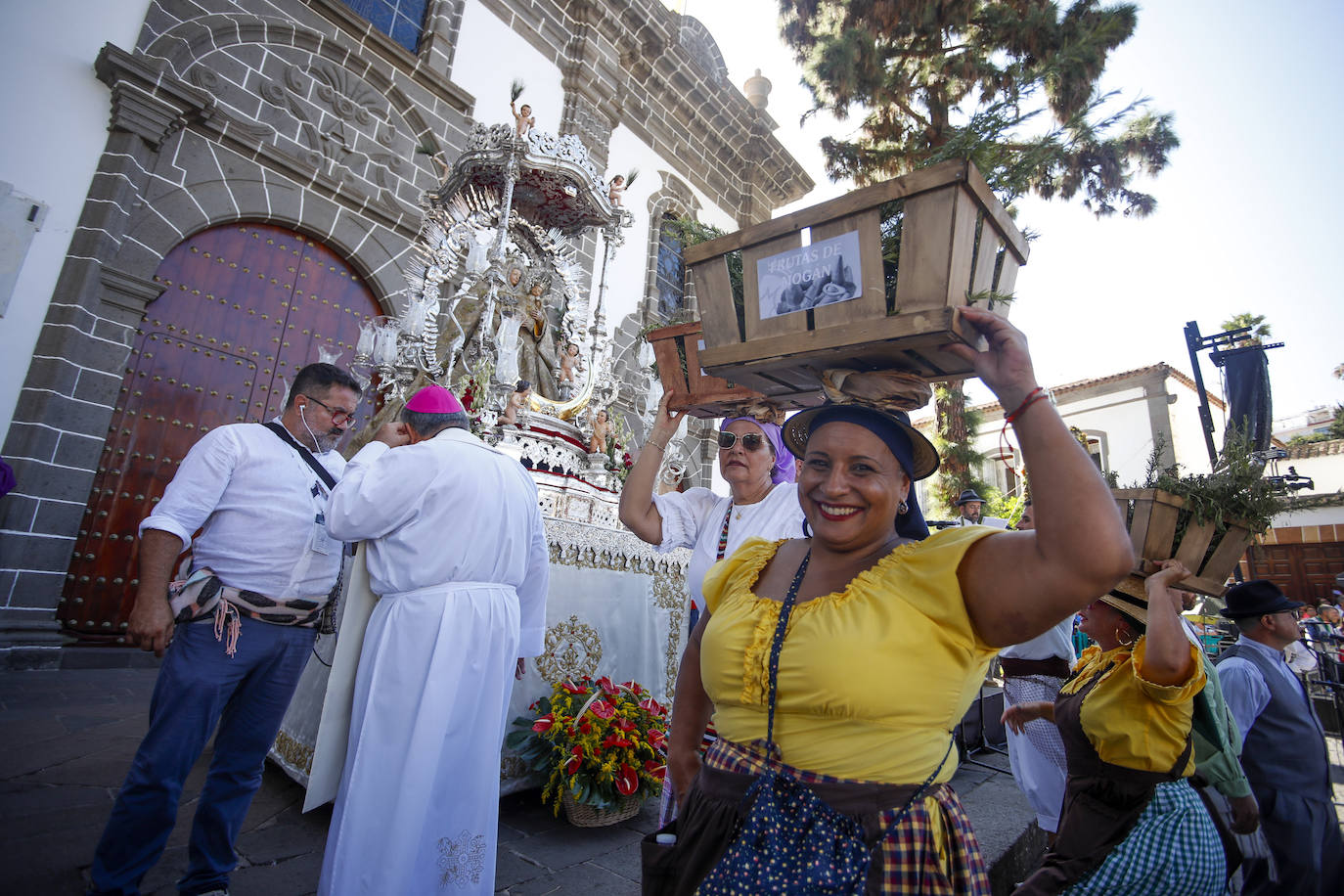 Romería y ofrendas en la basílica de Teror