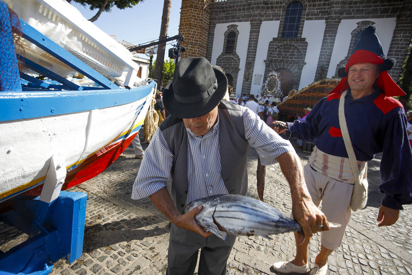 Romería y ofrendas en la basílica de Teror