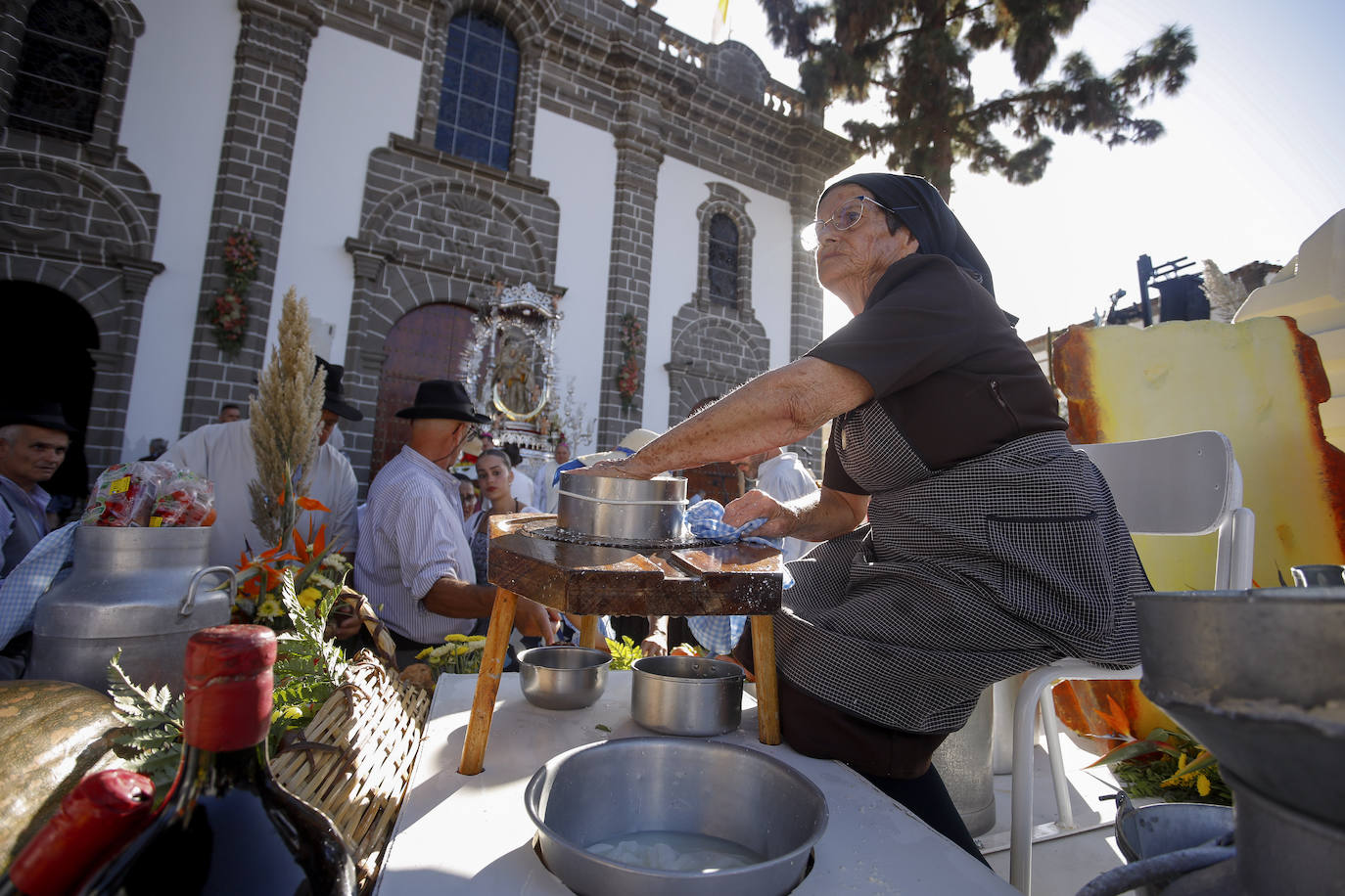 Romería y ofrendas en la basílica de Teror