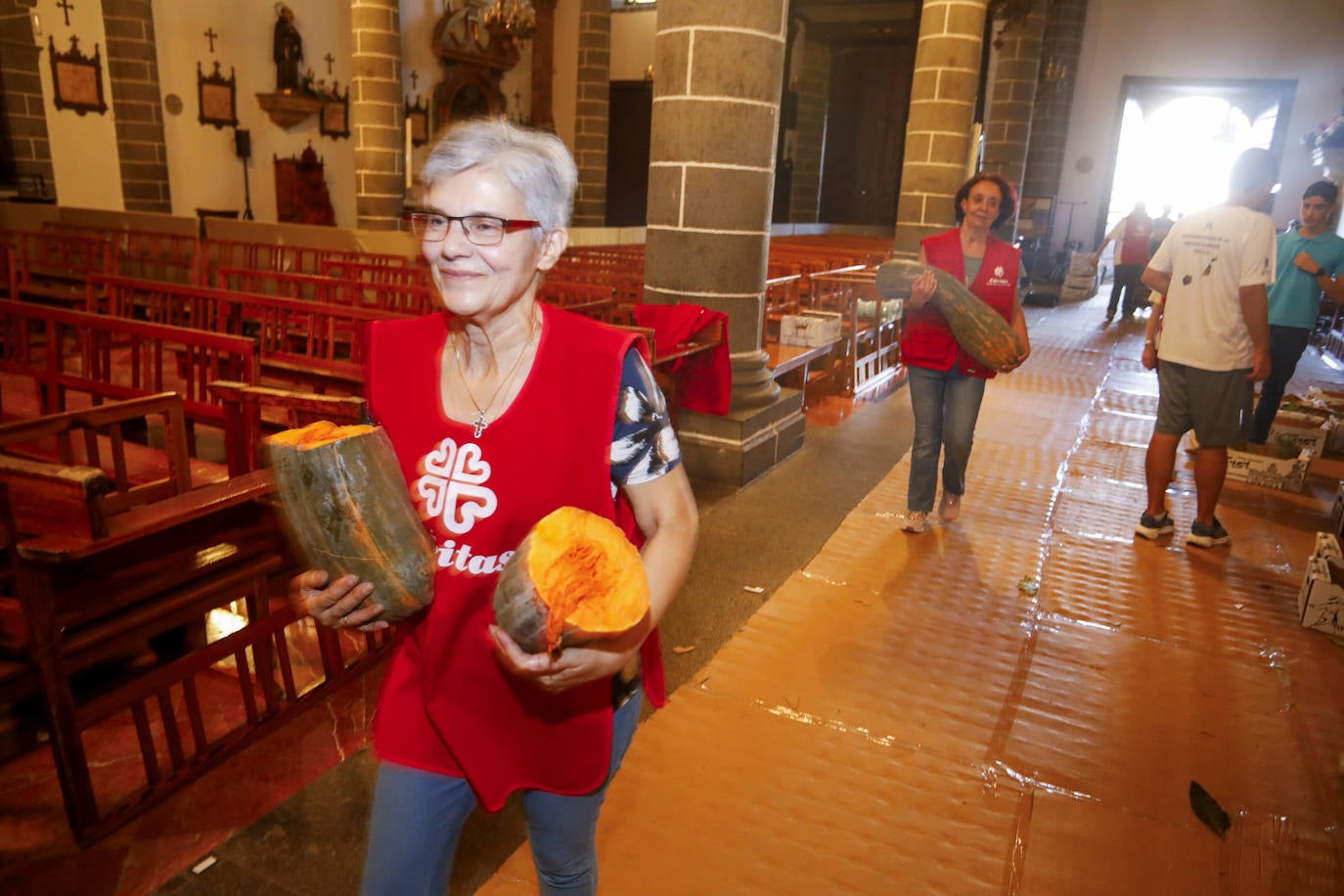 Romería y ofrendas en la basílica de Teror