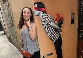 Los vecinos y turistas que pasan por el Born están distrufando de la creación de Alberto León.