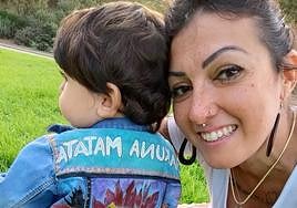 Almudena Navarro junto al más pequeño de sus tres hijos.