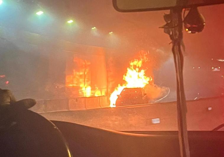 Arde un coche en el falso túnel de Alcaravaneras por un choque múltiple