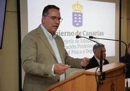 El consejero de Educación, Poli Suárez, durante la rueda de prensa de este sábado.