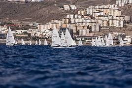 A toda vela sobre el mar.