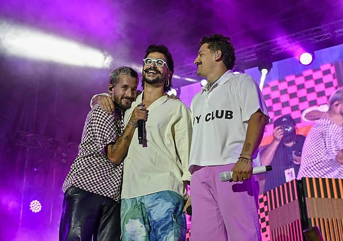 Camilo, durante su aparición sorpresa en Teror en la noche de este sábado junto a Mau y Ricky.