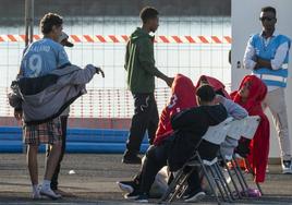 Salvamento ha rescatado a 92 personas que viajaban en una embarcación al este de Lanzarote en la madrugada de este lunes.