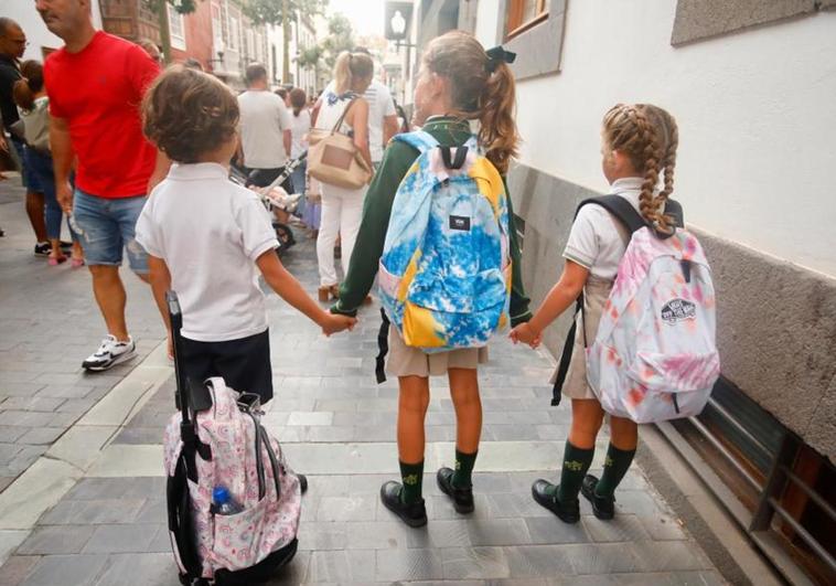 Los niños y niñas canarios vuelven al colegio