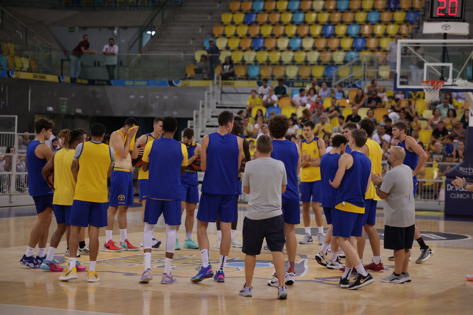 Puertas abiertas al espectáculo en el Arena