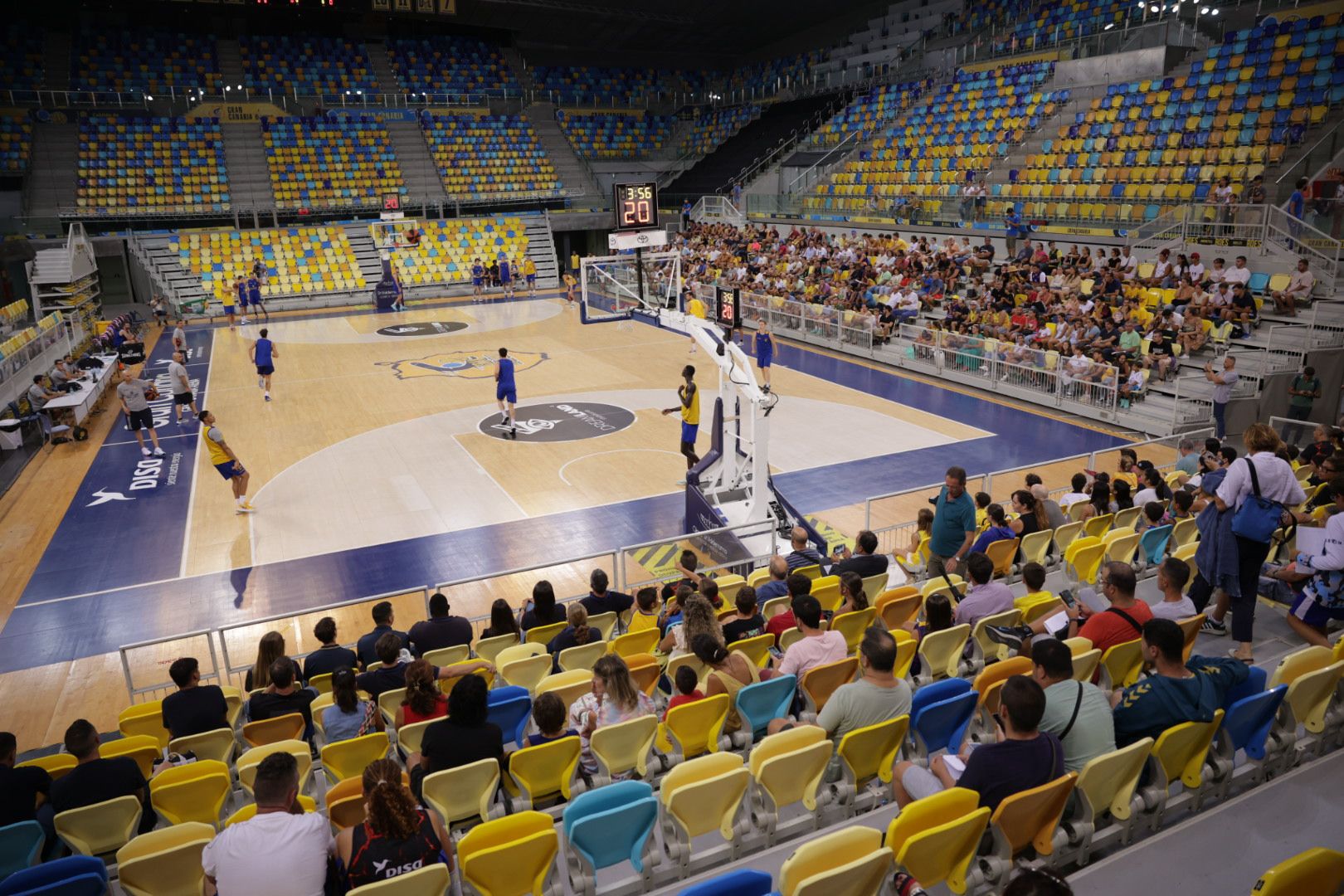 Puertas abiertas al espectáculo en el Arena