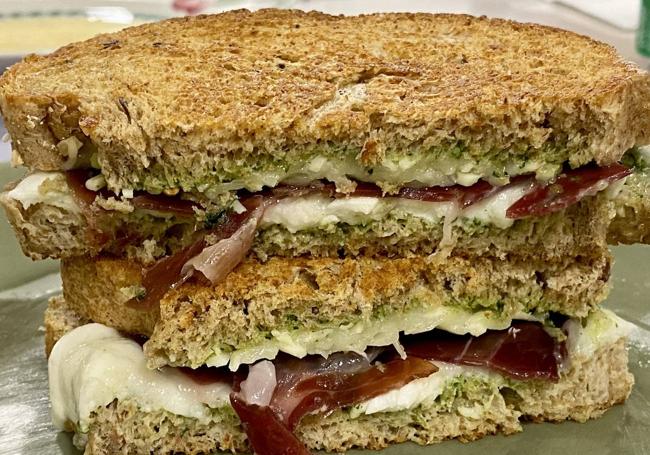 Irresistible sándwich con pesto, mozzarella y jamón serrano