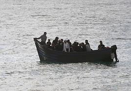 Imagen de una patera rescatada este lunes a 100 metros de la playa de Arrieta, Lanzarote.