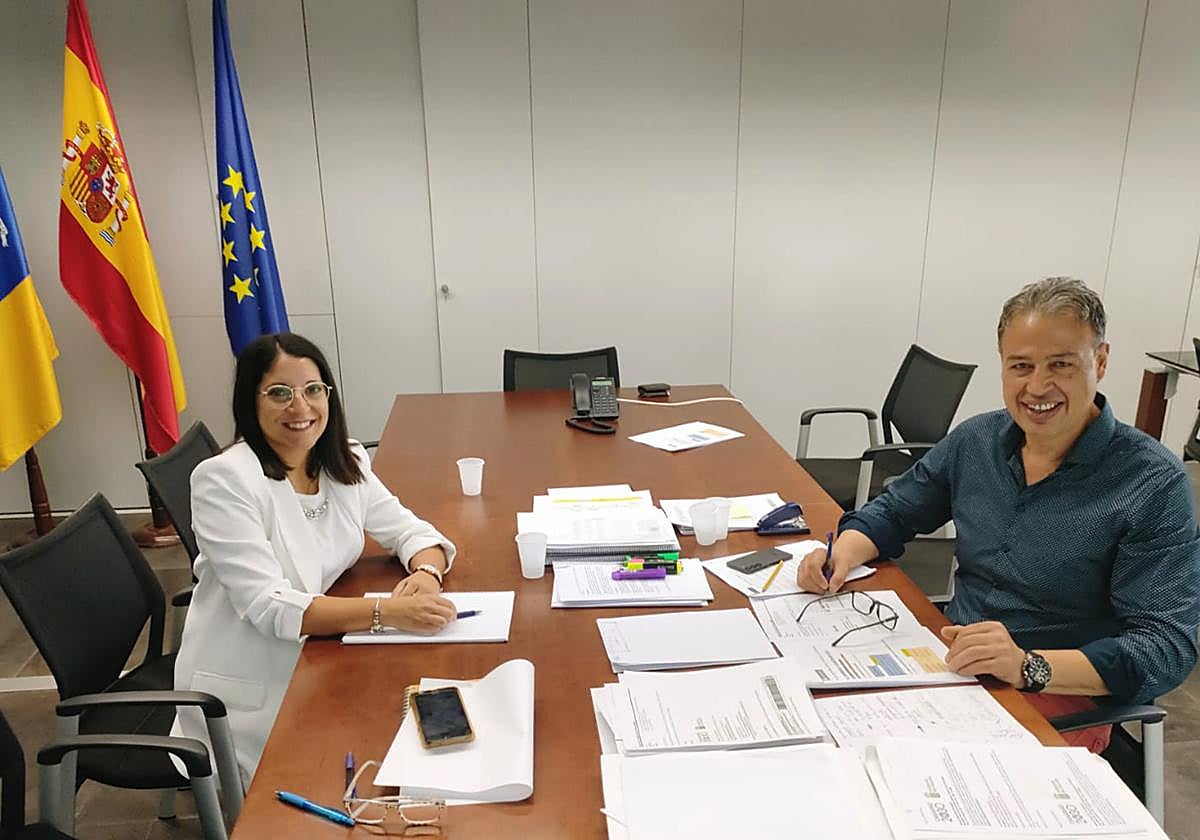 Concejala y representante del Ejecutivo, en reunión en Gran Canaria.