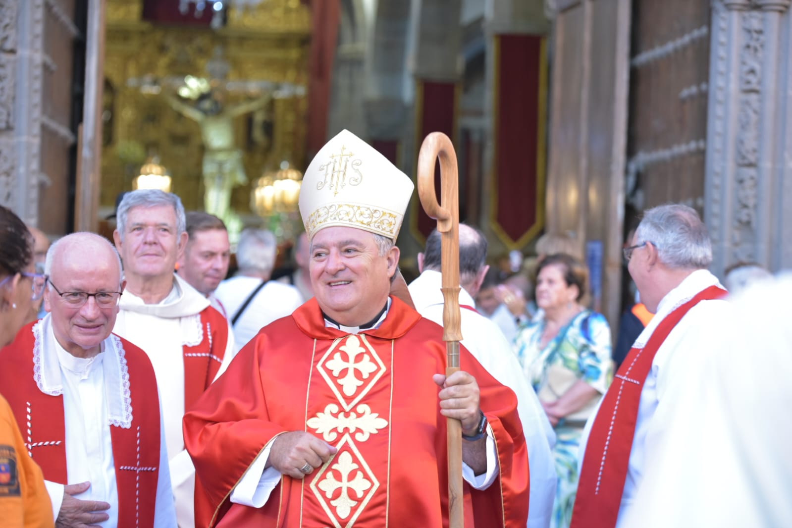San Juan se cubre de fieles con la procesión del Cristo de Telde