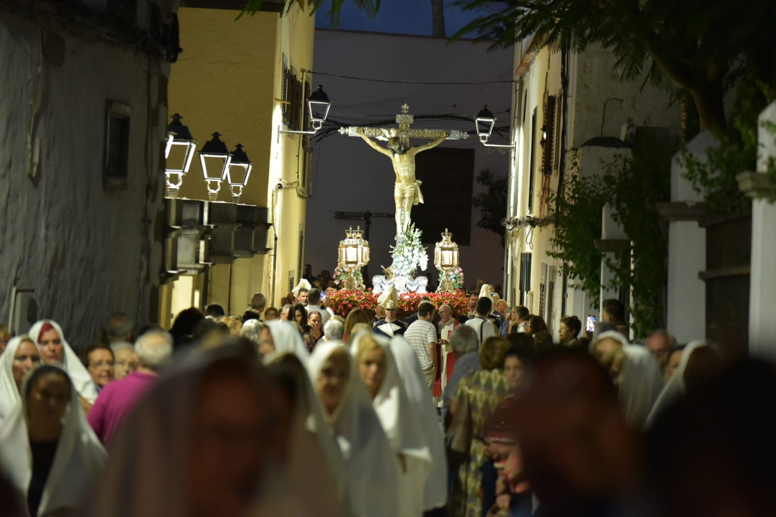 San Juan se cubre de fieles con la procesión del Cristo de Telde