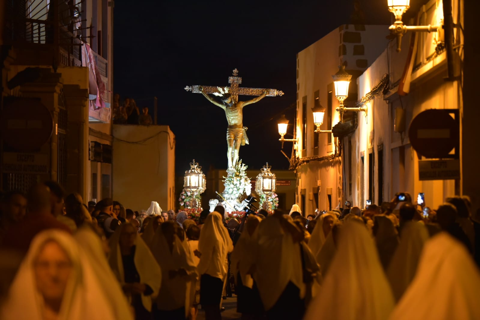 San Juan se cubre de fieles con la procesión del Cristo de Telde