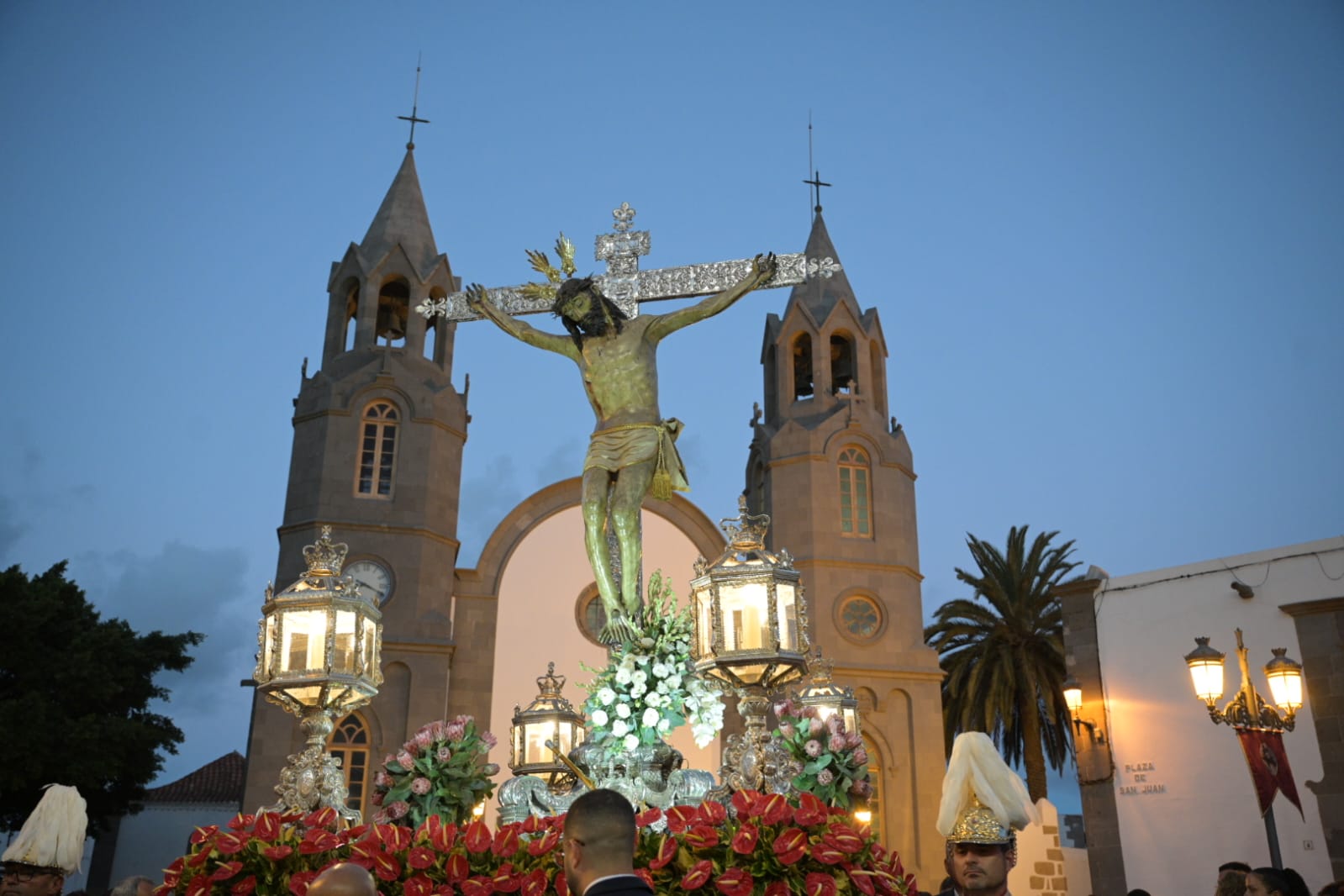 San Juan se cubre de fieles con la procesión del Cristo de Telde