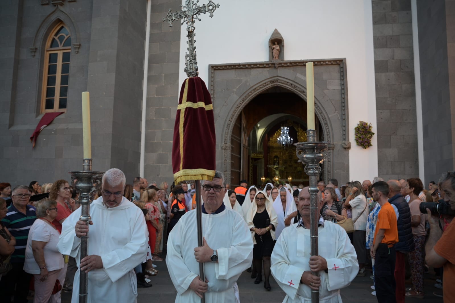 San Juan se cubre de fieles con la procesión del Cristo de Telde