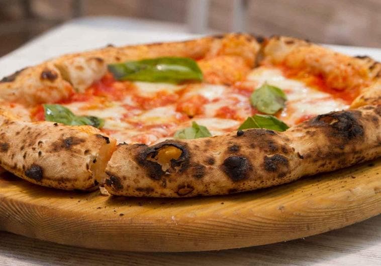 Una de las pizzas de la considerada mejor pizzería del mundo, Masanielli.