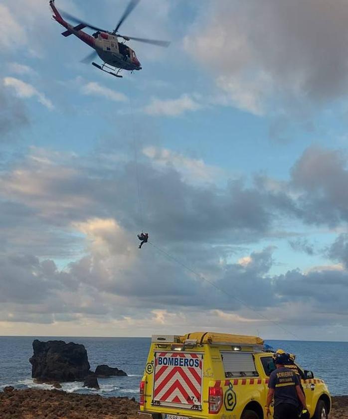 Imagen secundaria 2 - Un helicóptero rescata a un pescador herido en la Punta de Arucas