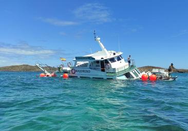 Reflotado el barco El Majorero en la Isla de Lobos