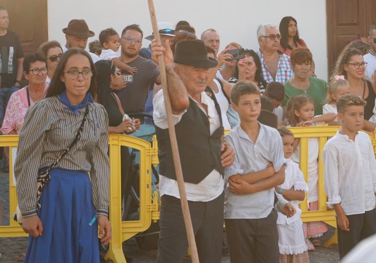 Vicente Hernández, comisionado de la costa de Betancuria, fue el primero en presentar su ofrenda a la Virgen de la Peña, con sus nietos y nietas, apoyado en su lata.