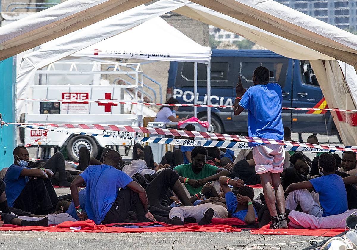 Inmigrantes en el muelle de Arguineguín, en una carpa de Cruz Roja.