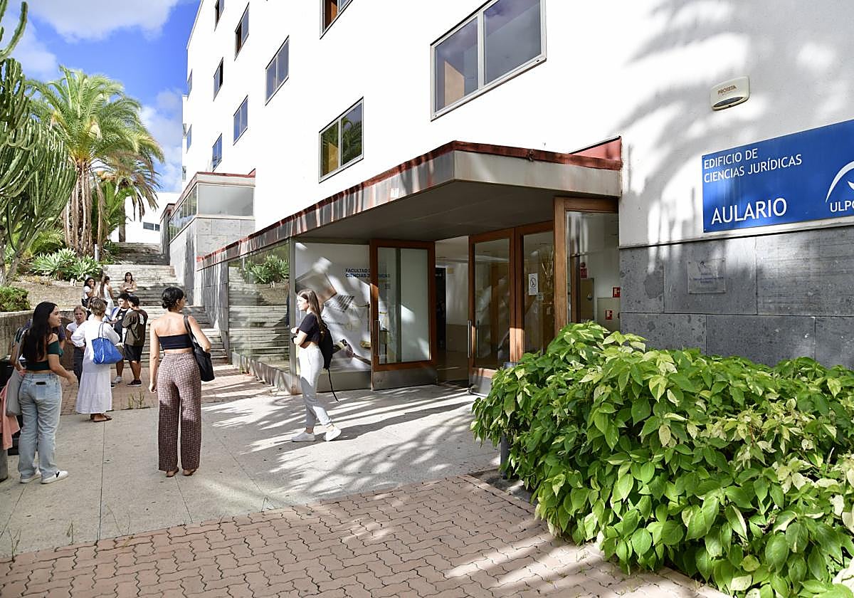 Estudiantes en el campus de Tafira de la ULPGC.